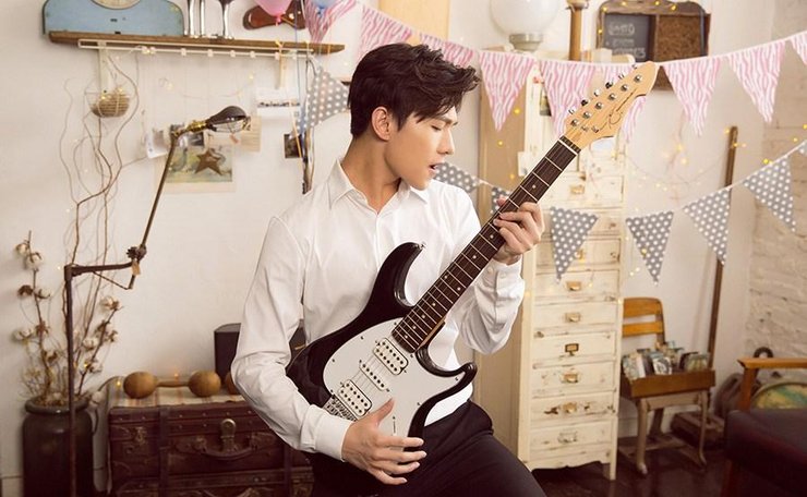 点击大图看下一张：杨洋清新夏日写真曝光 化身调酒师