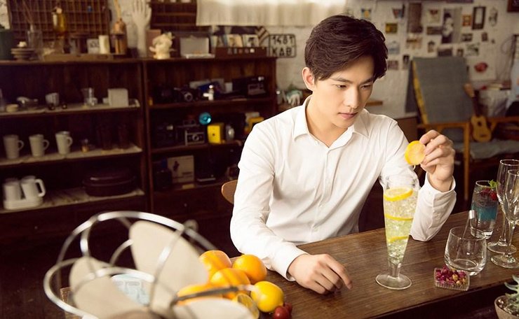 点击大图看下一张：杨洋清新夏日写真曝光 化身调酒师