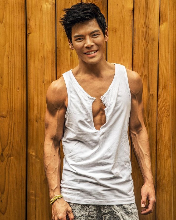 点击大图看下一张:有钱有身材!向佐最新白背心写真曝光