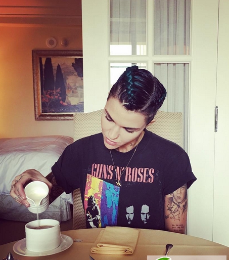 点击大图看下一张：Ruby Rose短发编发 帅气女生短发发型图片