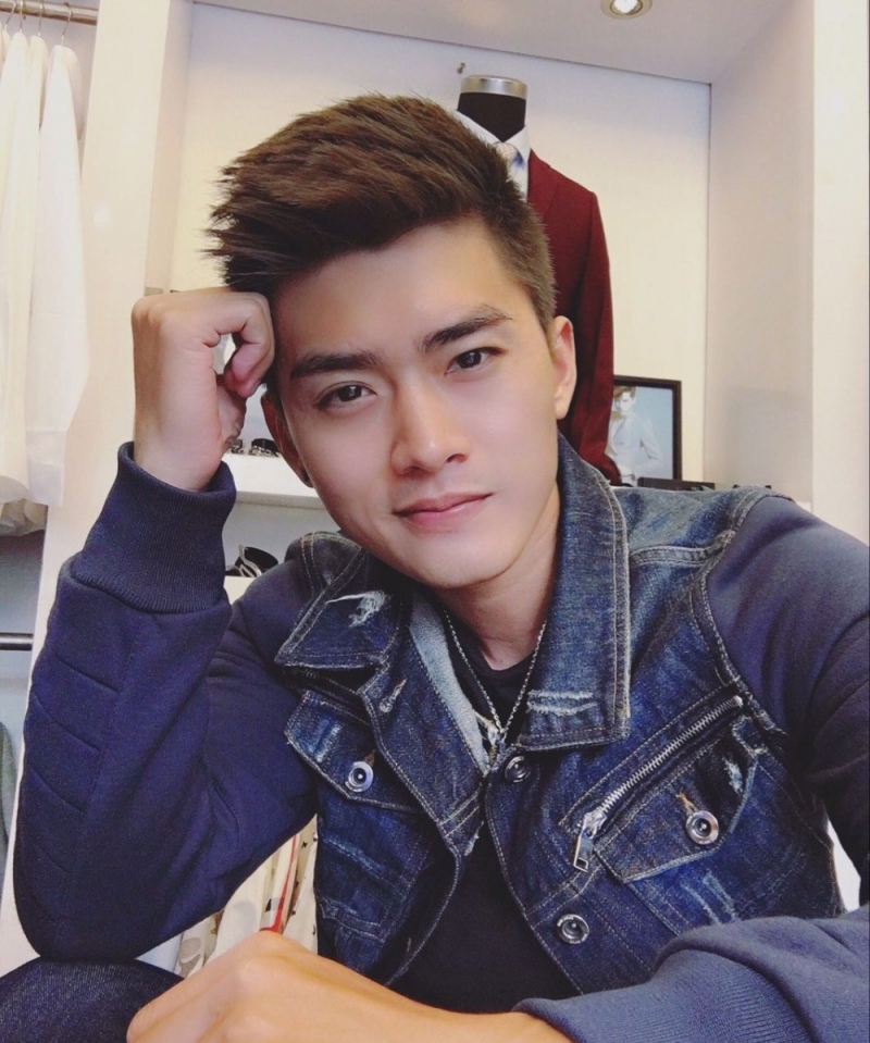 点击大图看下一张:穿牛仔衣服的帅气暖男生活照