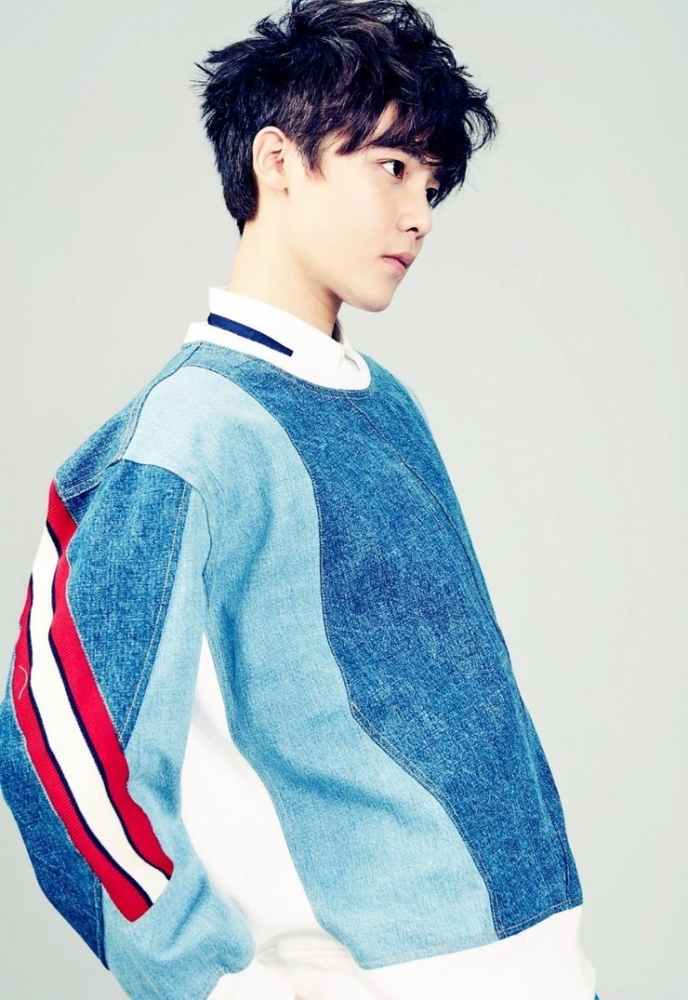 点击大图看下一张:侯明昊夏日写真曝光 演绎完美侧颜杀