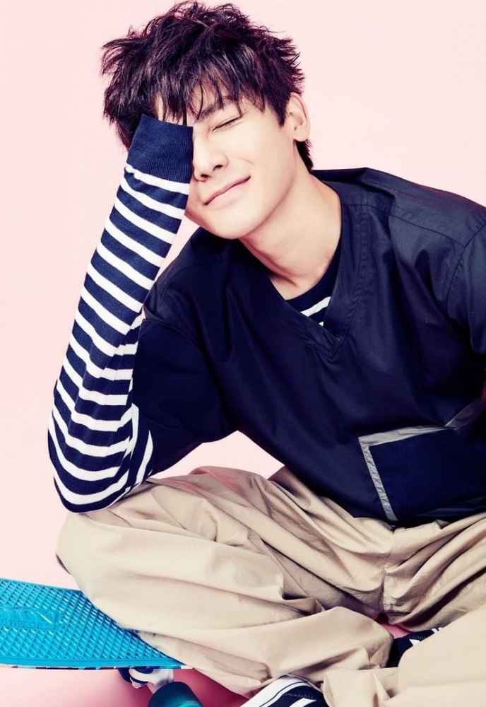 点击大图看下一张：侯明昊夏日写真曝光 演绎完美侧颜杀