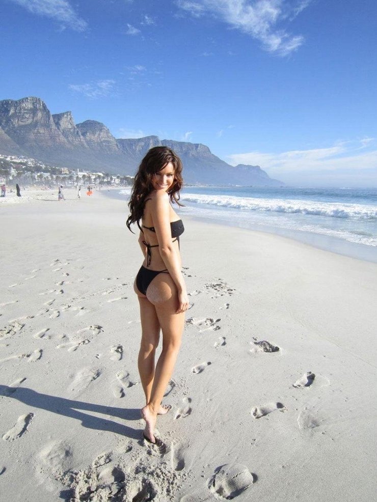 点击大图看下一张：凯莉·布鲁克海边图片写真性感火辣 大胆半裸秀傲人身材