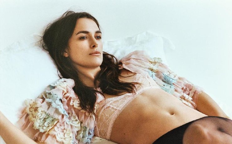 点击大图看下一张：平胸也美！凯拉·奈特莉曝新写真