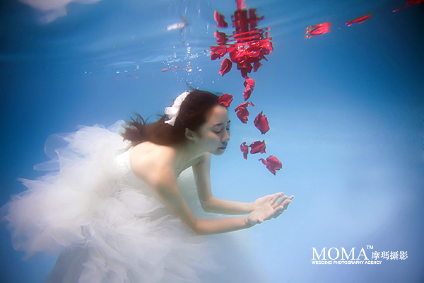 点击大图看下一张：曼妙水底