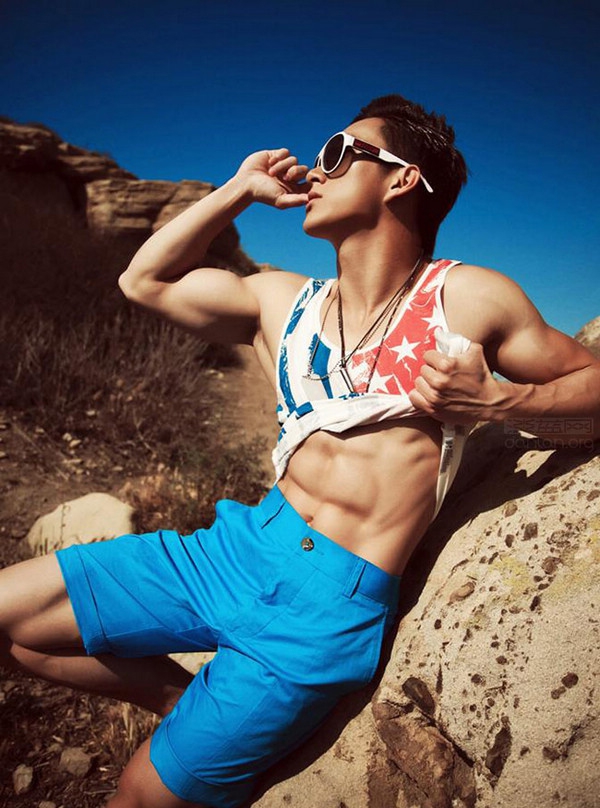 点击大图看下一张：美亚裔健身肌肉男模Sonnie Nye最新照片