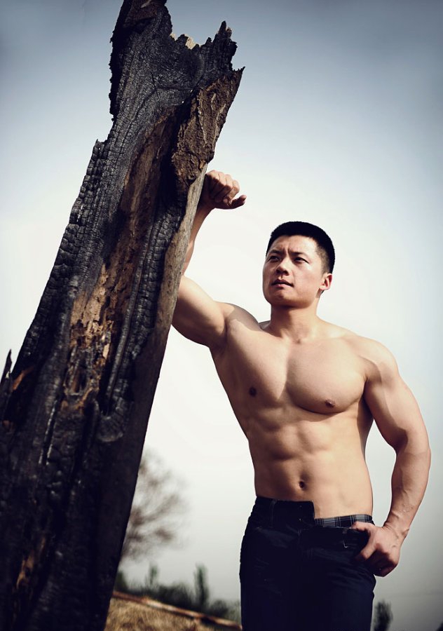 点击大图看下一张：中国肌肉猛男图片