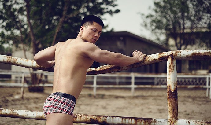 点击大图看下一张：中国肌肉猛男图片