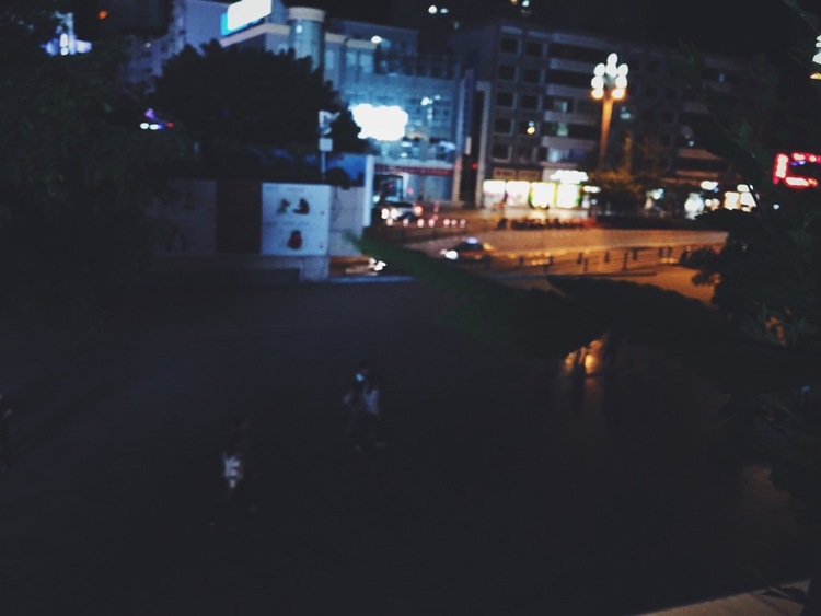 点击大图看下一张：小城夜市