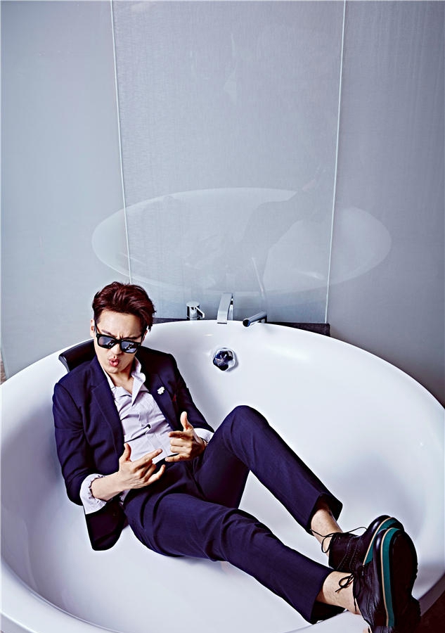 点击大图看下一张:轻熟男高云翔床照曝光 长腿男神尽展潮男魅力十足