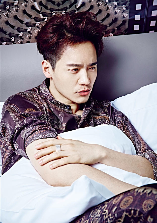 点击大图看下一张:轻熟男高云翔床照曝光 长腿男神尽展潮男魅力十足