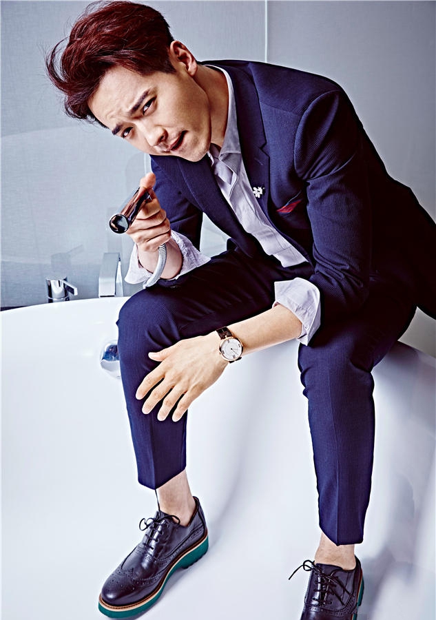 点击大图看下一张:轻熟男高云翔床照曝光 长腿男神尽展潮男魅力十足