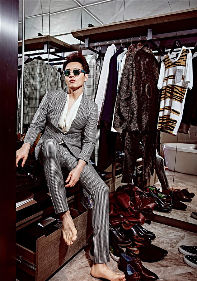 点击大图看下一张:轻熟男高云翔床照曝光 长腿男神尽展潮男魅力十足