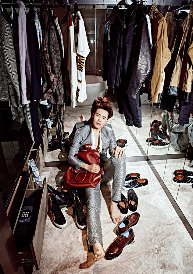 点击大图看下一张:轻熟男高云翔床照曝光 长腿男神尽展潮男魅力十足