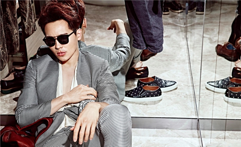 点击大图看下一张:轻熟男高云翔床照曝光 长腿男神尽展潮男魅力十足