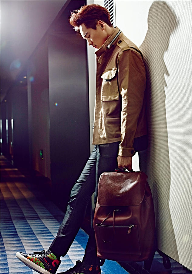 点击大图看下一张:轻熟男高云翔床照曝光 长腿男神尽展潮男魅力十足