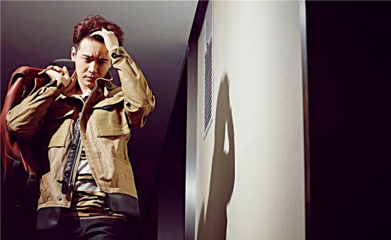 点击大图看下一张:轻熟男高云翔床照曝光 长腿男神尽展潮男魅力十足