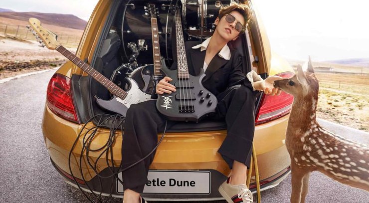 点击大图看下一张：鹿晗首秀肌肉青春十足 披黄金战甲与鹿同行