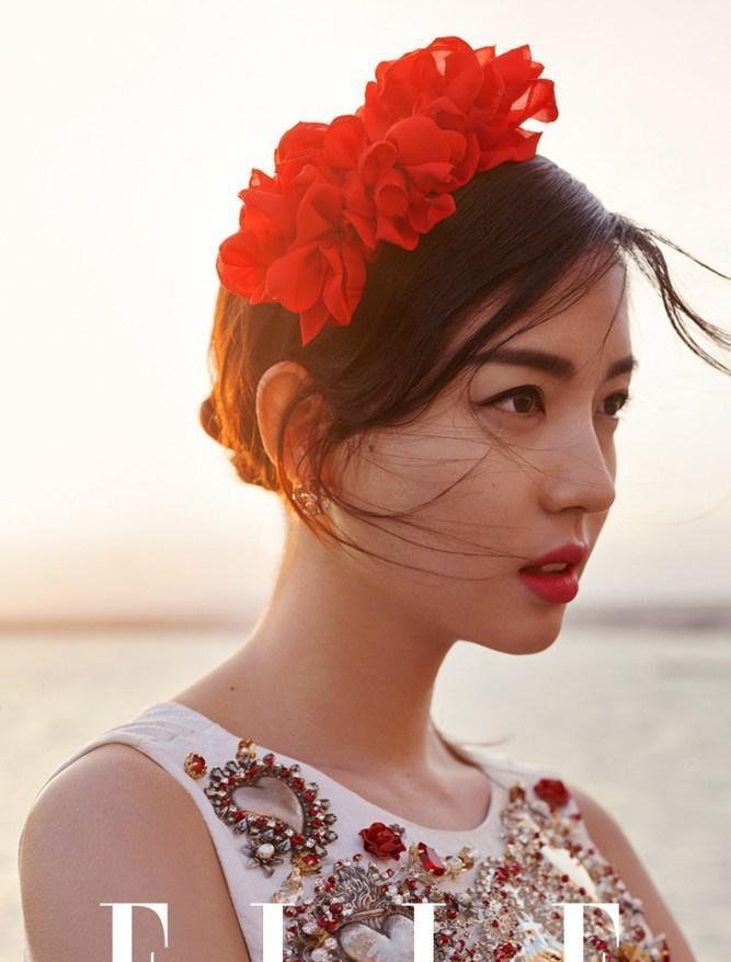 点击大图看下一张:长腿女神张梓琳风情大片 长发飘飘深V诱惑