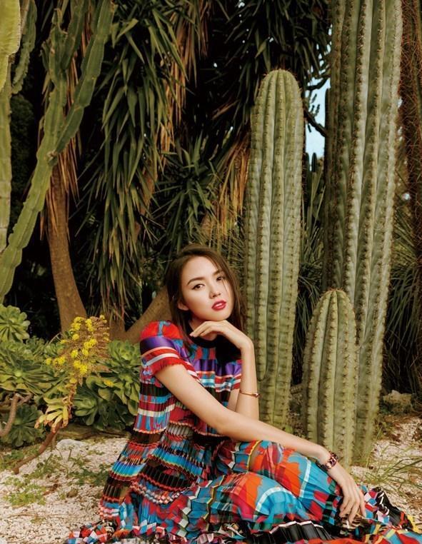 点击大图看下一张：长腿女神张梓琳风情大片 长发飘飘深V诱惑