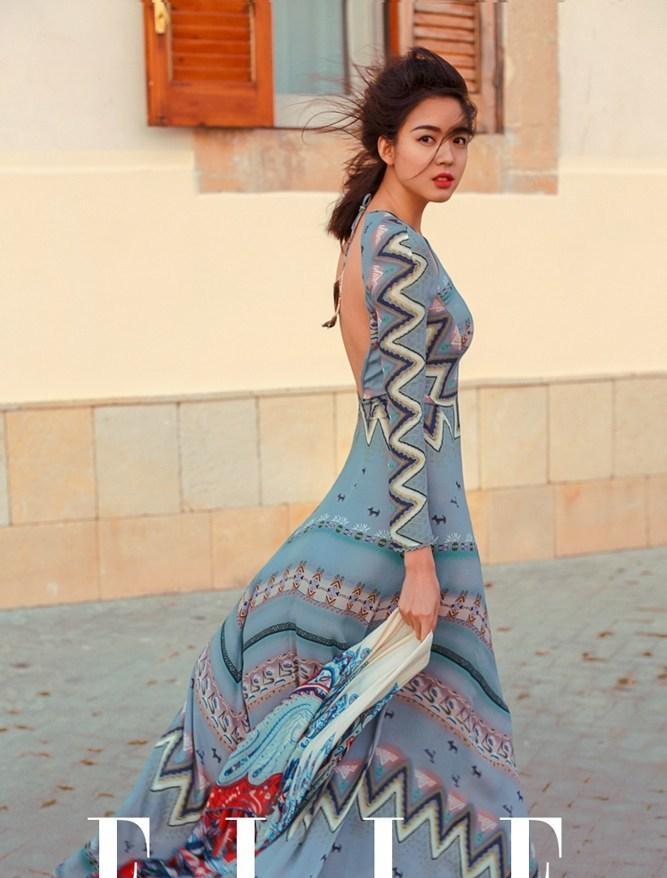 点击大图看下一张：长腿女神张梓琳风情大片 长发飘飘深V诱惑