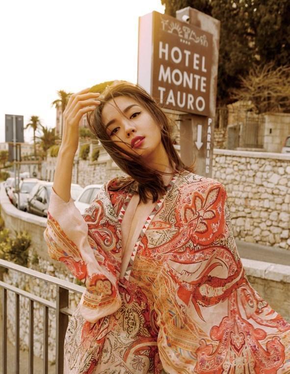 点击大图看下一张:长腿女神张梓琳风情大片 长发飘飘深V诱惑