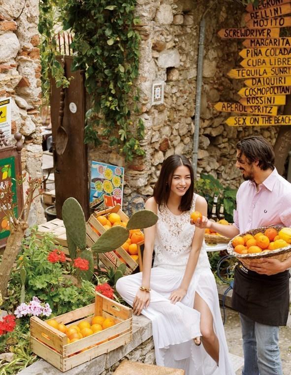 点击大图看下一张：长腿女神张梓琳风情大片 长发飘飘深V诱惑