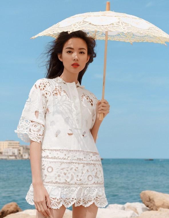 点击大图看下一张：长腿女神张梓琳风情大片 长发飘飘深V诱惑