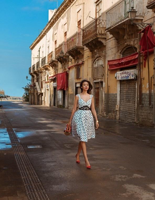 点击大图看下一张：长腿女神张梓琳风情大片 长发飘飘深V诱惑