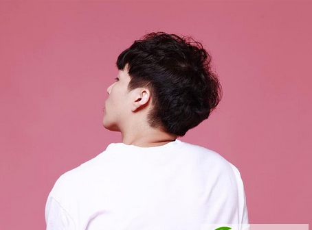 点击大图看下一张:最新男生短发发型图片