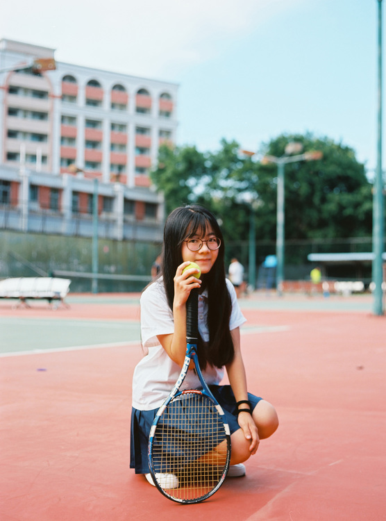 点击大图看下一张：夏天的网球场