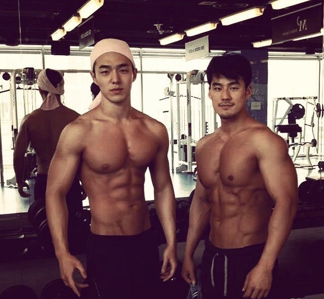 点击大图看下一张：韩国肌肉帅哥图片