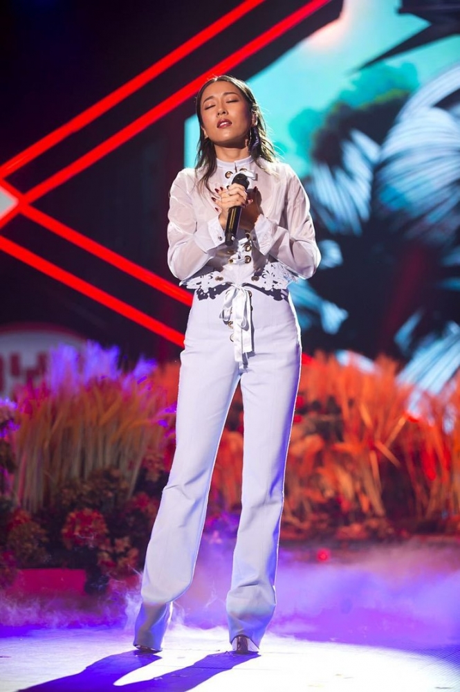 点击大图看下一张:吉克隽逸造型别致 蝴蝶形剪裁帅气又甜美