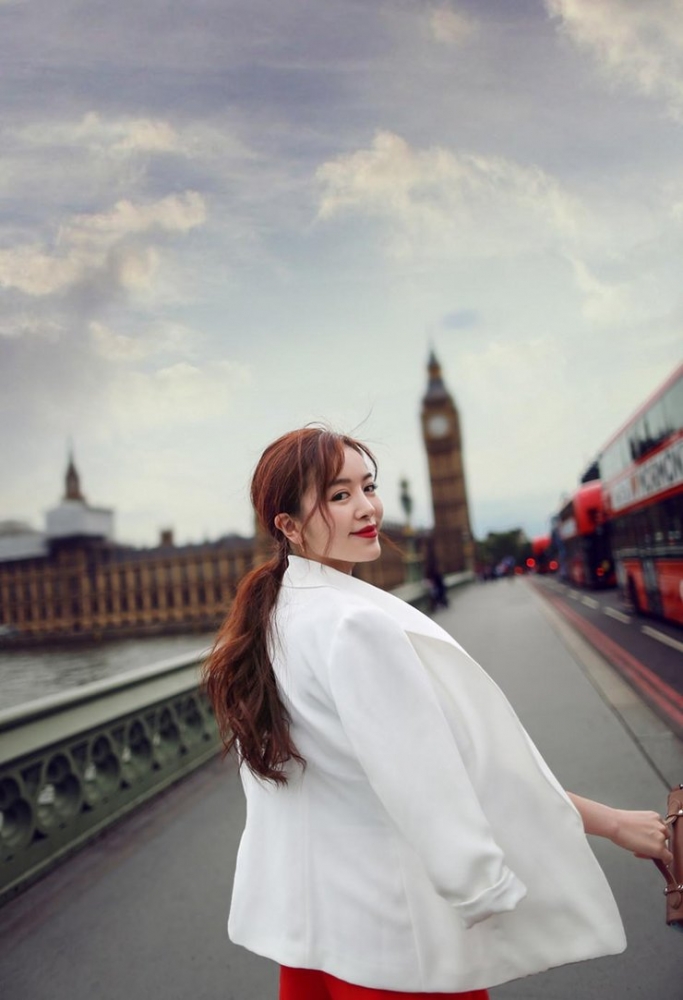 点击大图看下一张：赵多娜时尚大片曝光 惊艳漫步伦敦街头