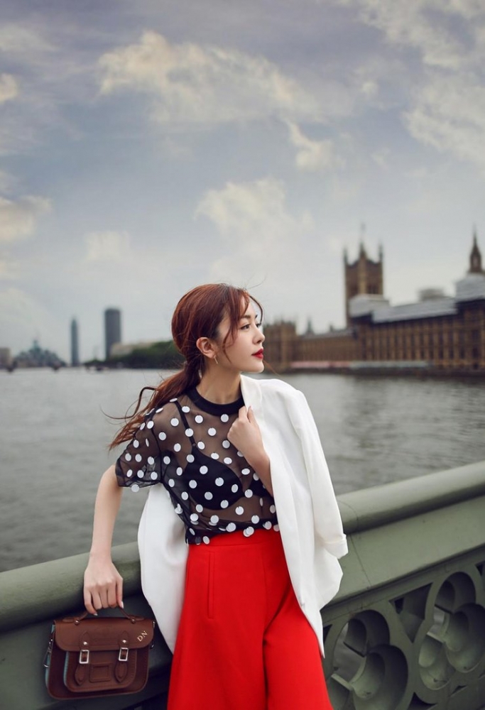 点击大图看下一张：赵多娜时尚大片曝光 惊艳漫步伦敦街头