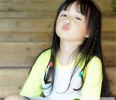点击大图看下一张:刘楚恬呆萌可爱扎发图片