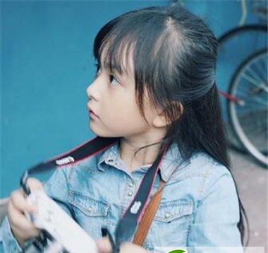 点击大图看下一张:刘楚恬呆萌可爱扎发图片