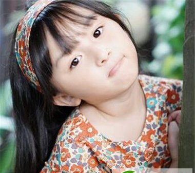 点击大图看下一张:刘楚恬呆萌可爱扎发图片