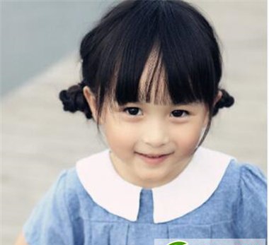 点击大图看下一张：刘楚恬呆萌可爱扎发图片