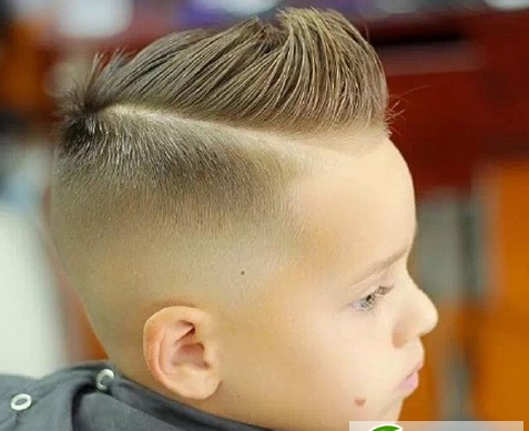 点击大图看下一张：小男生帅气发型设计参考
