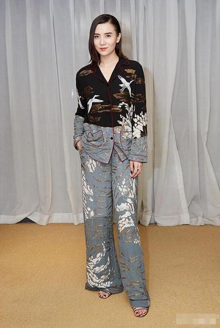 点击大图看下一张：穿着睡衣赴婚宴!宋佳你果然是个睡衣控