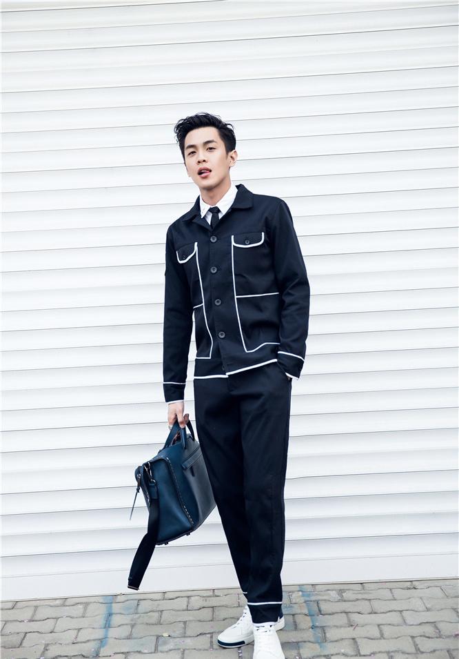 点击大图看下一张:张若昀曝写真大片 俊朗挺拔再现制服诱惑