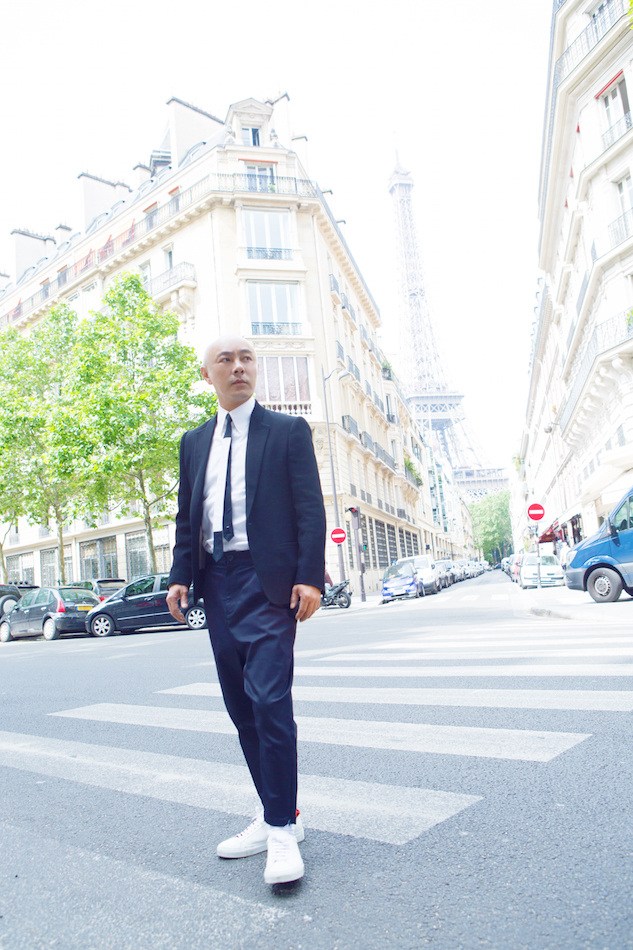 点击大图看下一张：张卫健游走巴黎街头