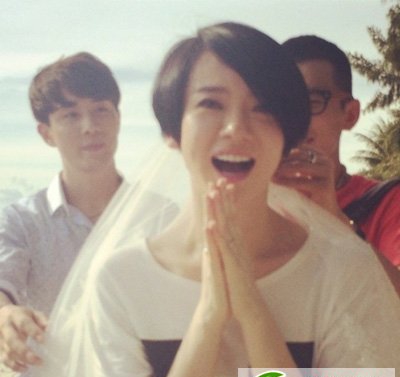 点击大图看下一张:短发女生适合什么新娘发型 戚薇新娘短发造型盘点