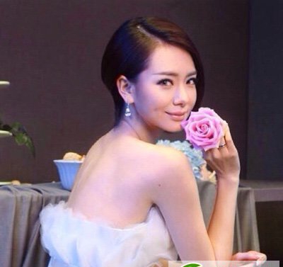 点击大图看下一张：短发女生适合什么新娘发型 戚薇新娘短发造型盘点