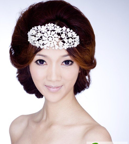 点击大图看下一张：今年最流行的新娘盘发发型图片
