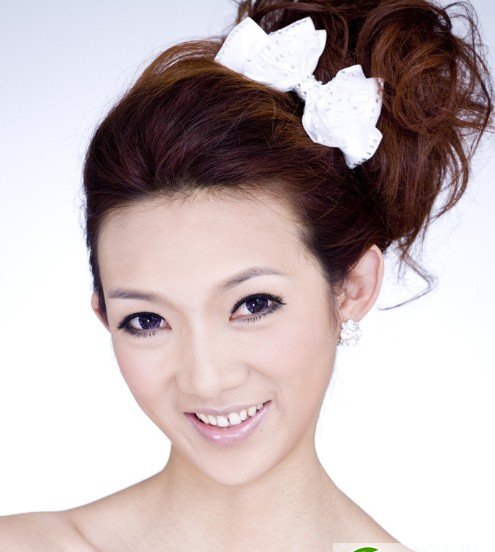 点击大图看下一张：今年最流行的新娘盘发发型图片