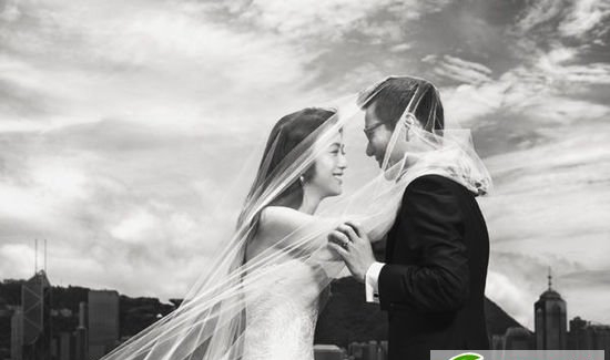 点击大图看下一张：金泰勇汤唯婚纱照披肩发型女神范儿