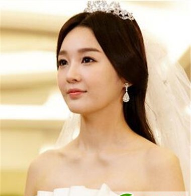 点击大图看下一张:圆脸女士适合的新娘发型